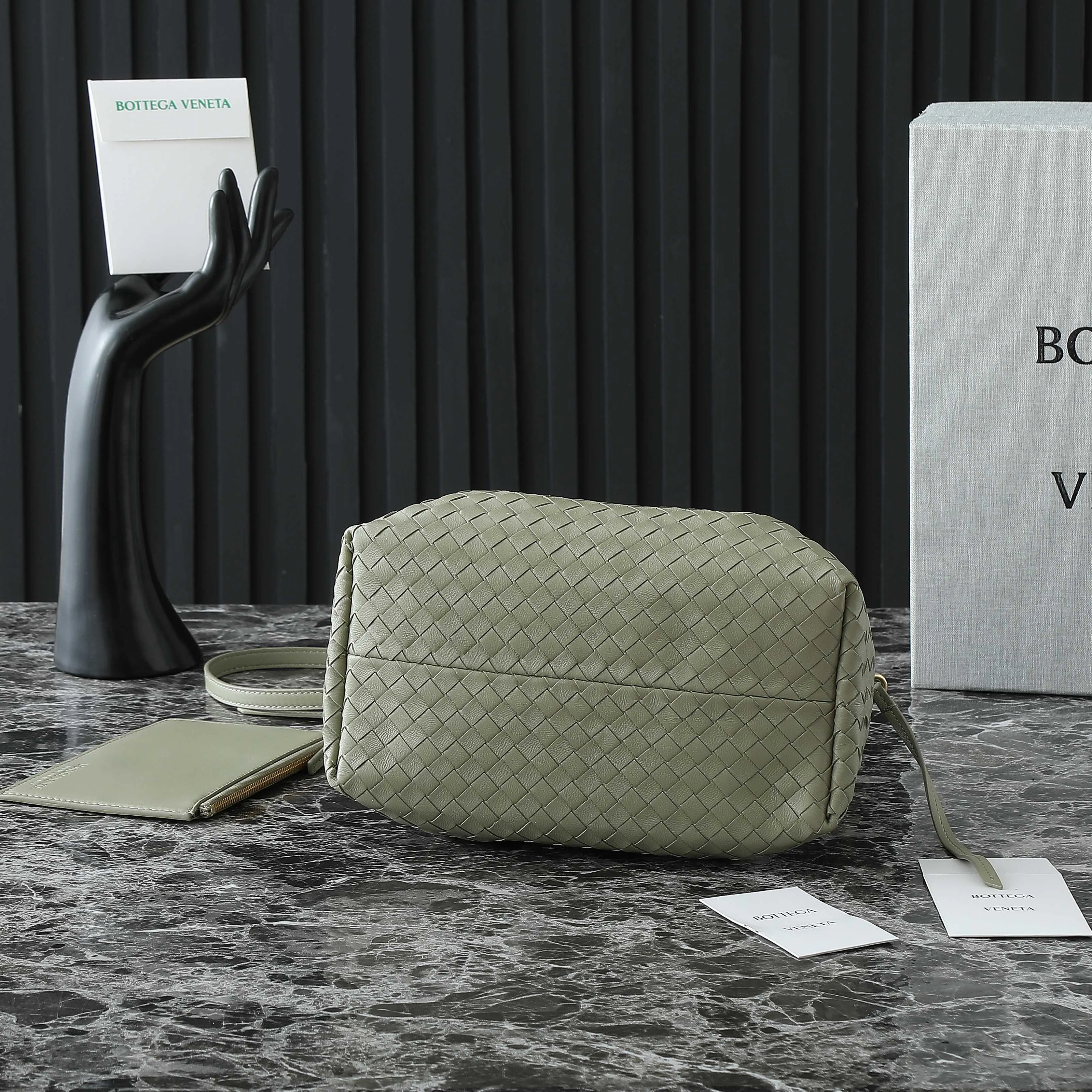 Batch 1660 BV25 spring and summer new product Mini pinacoteca two-tone surface. The weaving process is also super exquisite. Every texture is delicate and clear, and you can see the full ingenuity. 👜The bag uses 1 cm leather strips, which are purely hand-woven, highlighting the brand's craftsmanship. The inside is flipped to reveal a smooth suede lining that can be used on both sides, taking into account both fashion and practicality. 	 The small size can be worn on one shoulder or across the body, making it super versatile for daily commuting! 	 💕Fashionable ladies who like BV, come to me to get the same style~ ​Model number: 819004 ​Size: 24*15*12cm